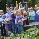 Schüler:innen mit Gemüse aus dem Schulgarten