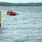 Klassenfahrt Gruppe in Kanu auf dem Wasser