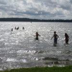 Schüler:innen schwimmen im See