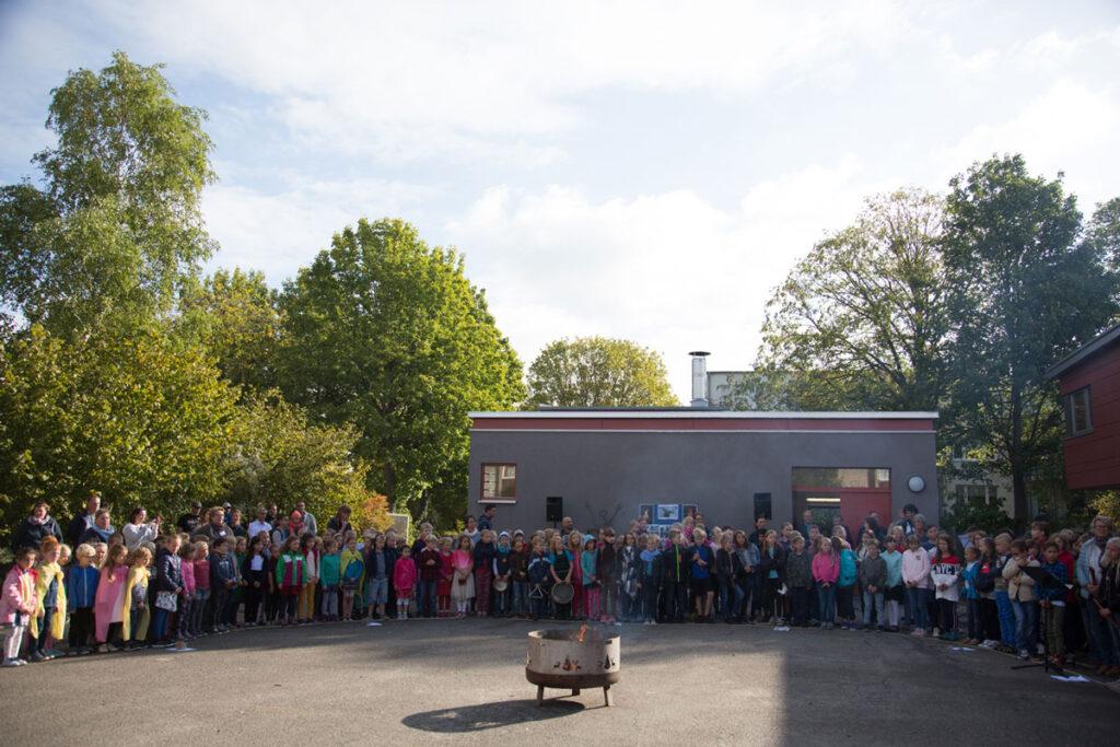 Außen- und Gruppenaufnhame vor der Schulschmiede