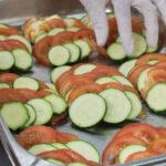 arrangierte Tomate und Zucchini