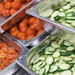 Geschnittene Tomate und Zucchini