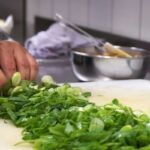 Zubereitung im Schulrestaurant