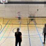 Badmintonspiel in der Turnhalle