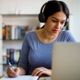 Waldorfunterricht_Fremdsprachen_3 Schülerin arbeitet mit Laptop und Kopfhörern