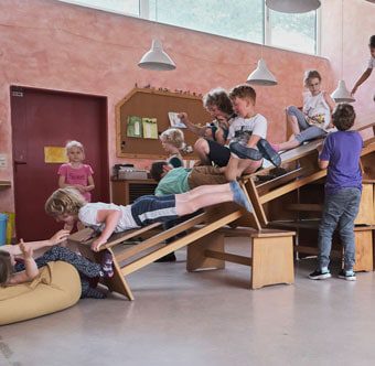 bewegte-klasse-rutsche bewegte Klasse spielende Kinder