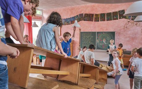 bewegte-klasse-rutsche-tafel bewegte Klasse spielende Kinder