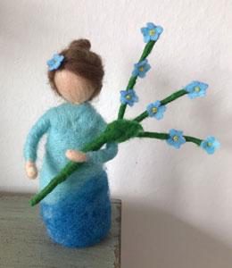 gefilzte Figur in blauem Kleid mit Blumen