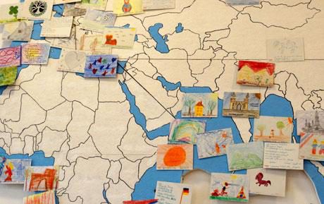 gesammelte Karten auf einer Weltkarte