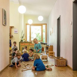 Waldorfkindergarten spielende Kinder