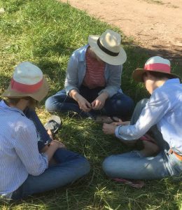 landwirtschaftspraktikum-pause Schülerinnen machen Pause
