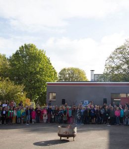 Außenaufnahme Schulschmiede Außen- und Gruppenaufnhame vor der Schulschmiede