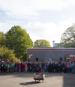 Außen- und Gruppenaufnhame vor der Schulschmiede