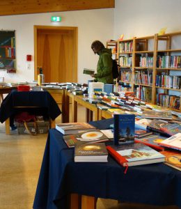 Auslage verschiedener Bücher in der Schulbibliothek