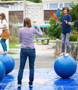 Jonglieren auf Gymnastikbällen